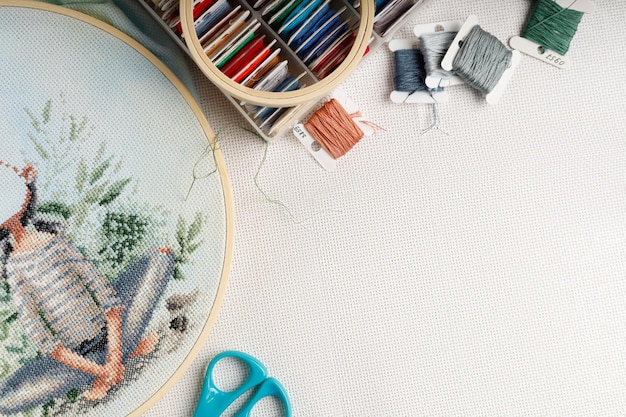 haft na tle naturalnej tkaniny